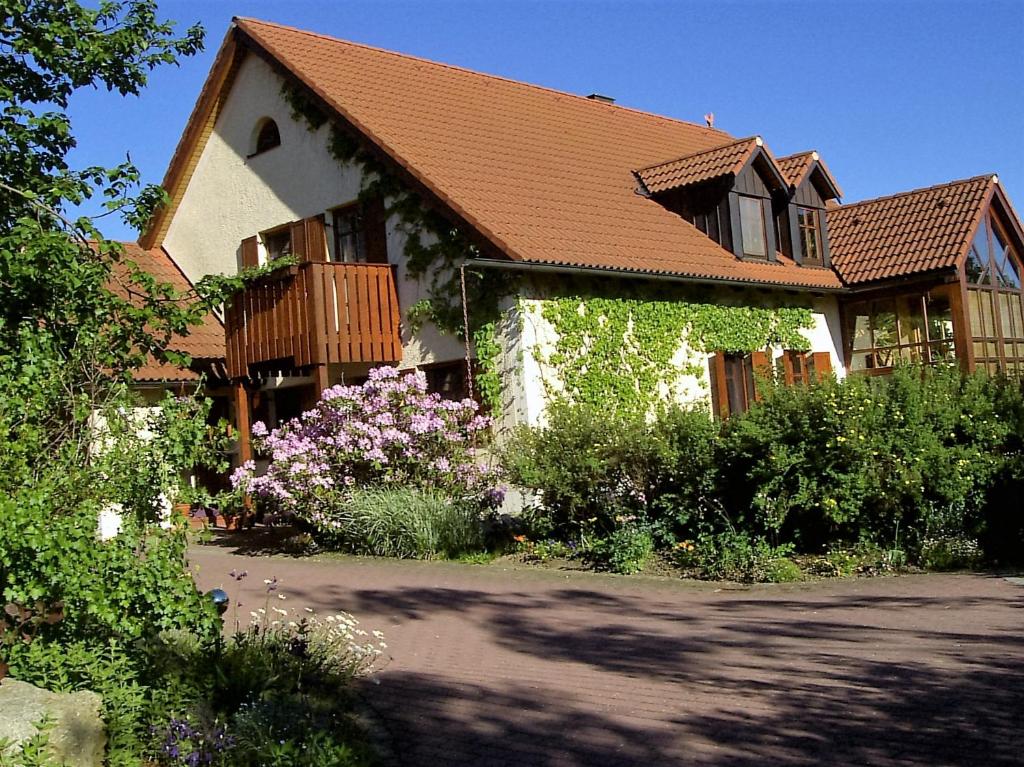 een huis met een dak en bloemen ervoor bij Ferienwohnung Beate Zierer in Eslarn