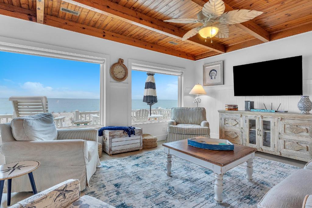 a living room with a flat screen tv and a couch at Lisa Lu in Oak Island