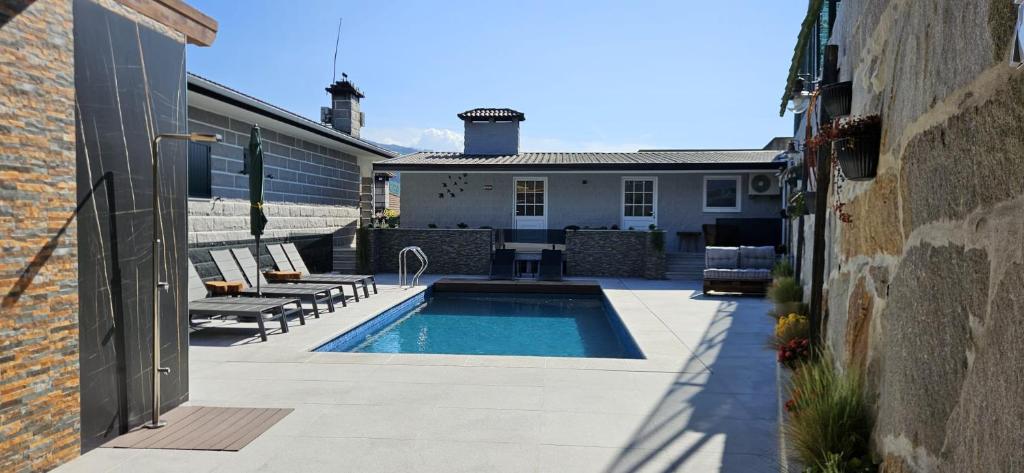 a backyard with a swimming pool and a house at Casa das Boucinhas in São Sebastião de Penha Longa