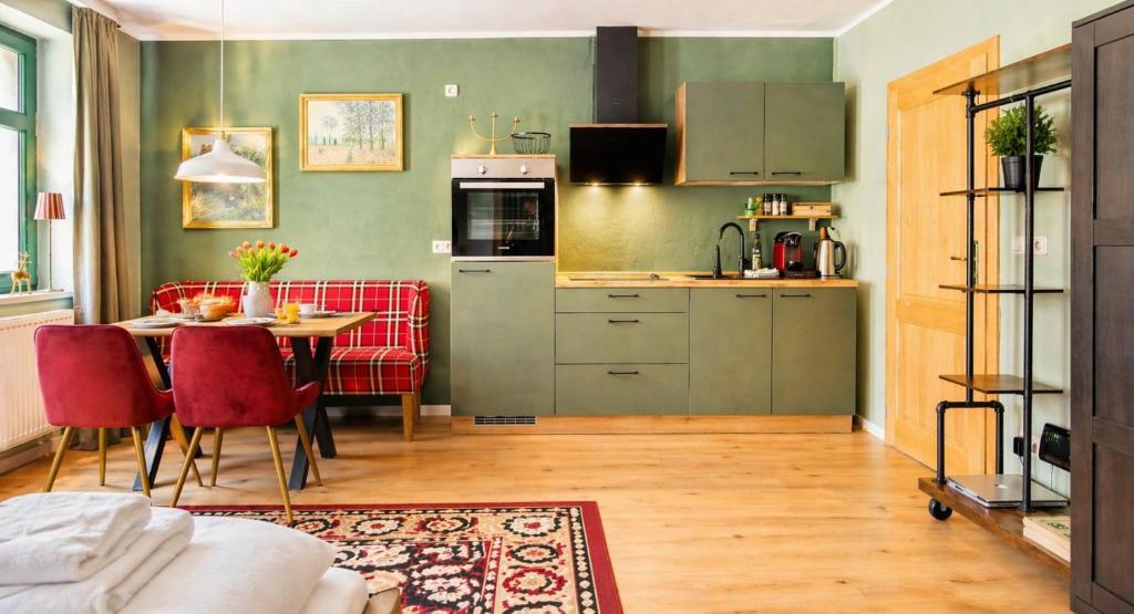 a kitchen and dining room with a table and chairs at Zentrale Ferienwohnung am Bad Muskauer Park 2 Schlafzimmer Parkplatz Top Lage in Bad Muskau