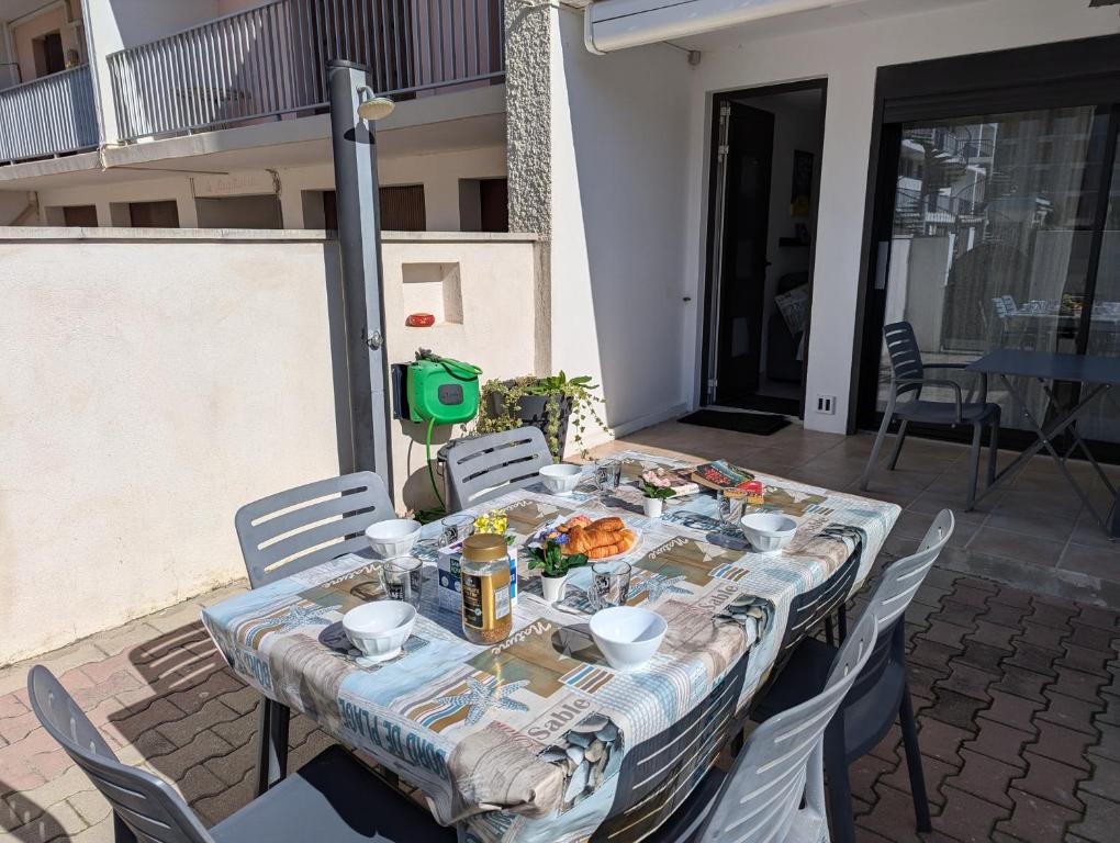 Sol-y-Days California, Superbe appartement rénové en RDC avec Parking, belle terrasse ombragée, à 200m de la plage