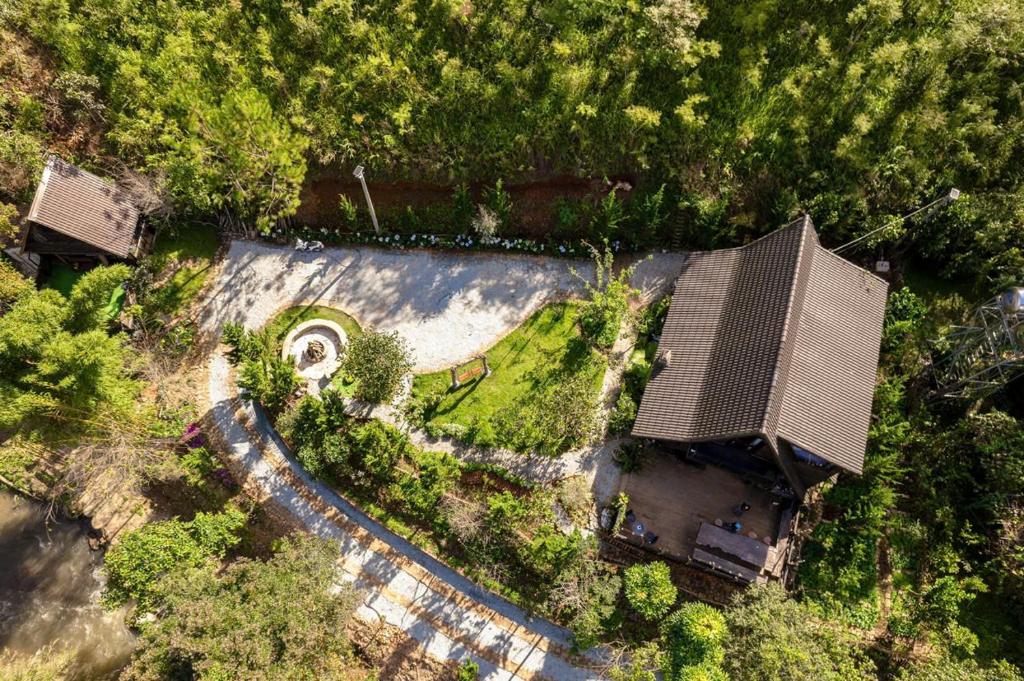 an overhead view of a house and a road at tiny house in Ấp An Kroët