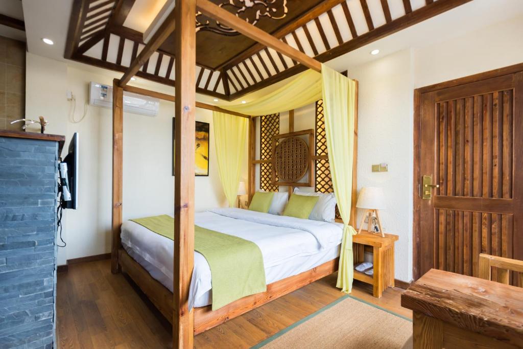 Postel nebo postele na pokoji v ubytování Lijiang Yue Tu Inn