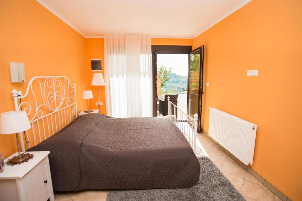 Postel nebo postele na pokoji v ubytování Valentina Guest House at Pintar Wine Estate