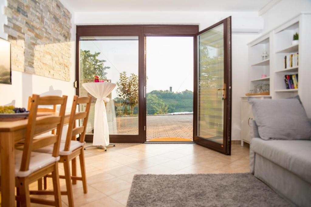 Posezení v ubytování Valentina Guest House at Pintar Wine Estate