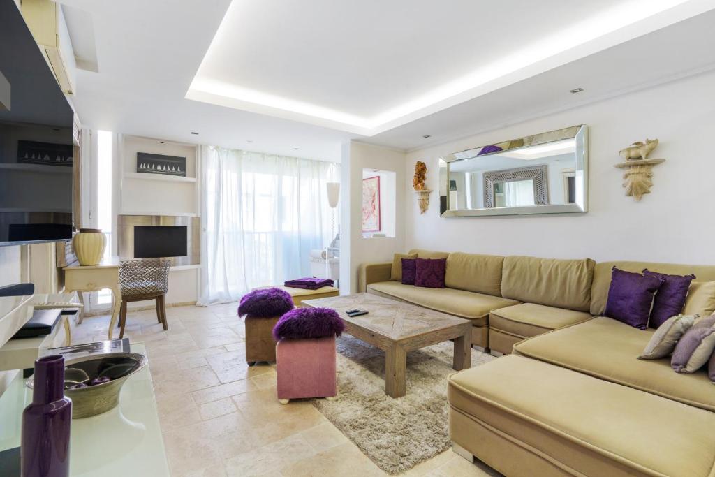 a living room with a couch and a table at Appartement Centre de Saint-Tropez in Saint-Tropez