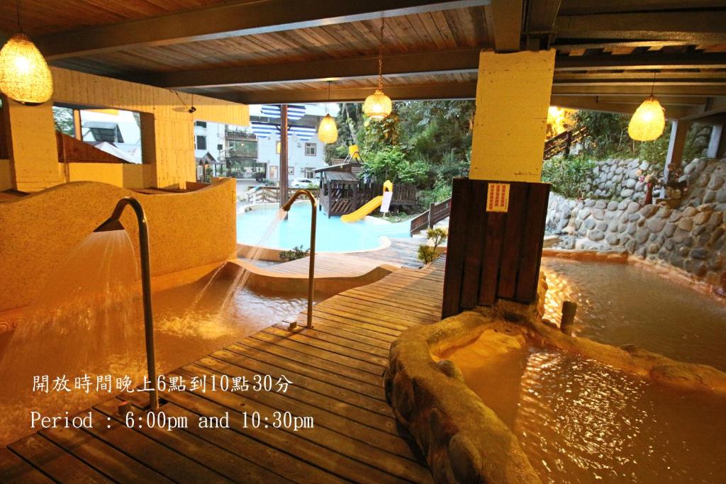 Bazén v ubytování Cocos Hot Spring Hotel nebo v jeho okolí