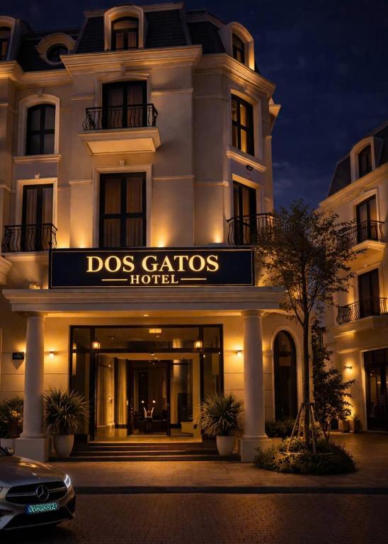a building with a sign that reads dogs creditors hotel at DOS GATOS Hotel in Ðố Sơn
