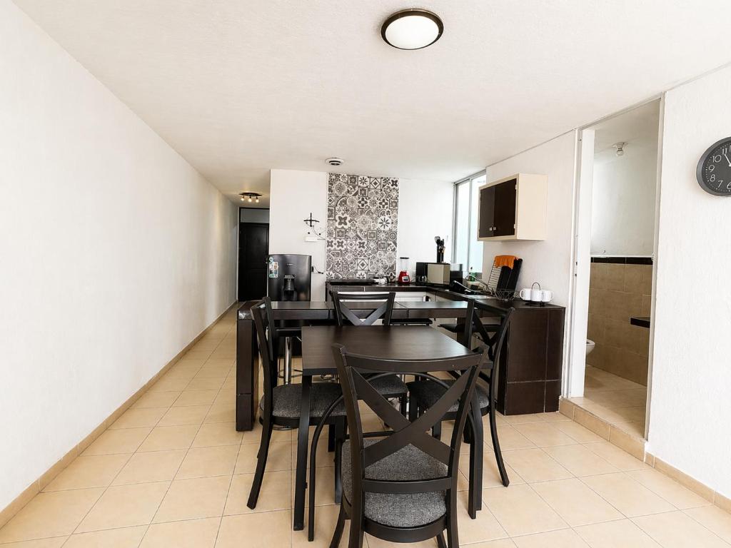 a kitchen and dining room with a table and chairs at Departamento Harmony Xalapa in Xalapa