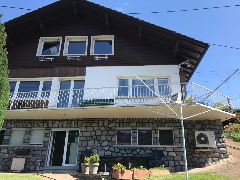a house with a balcony on top of it at Maison Schmidt in Oderen