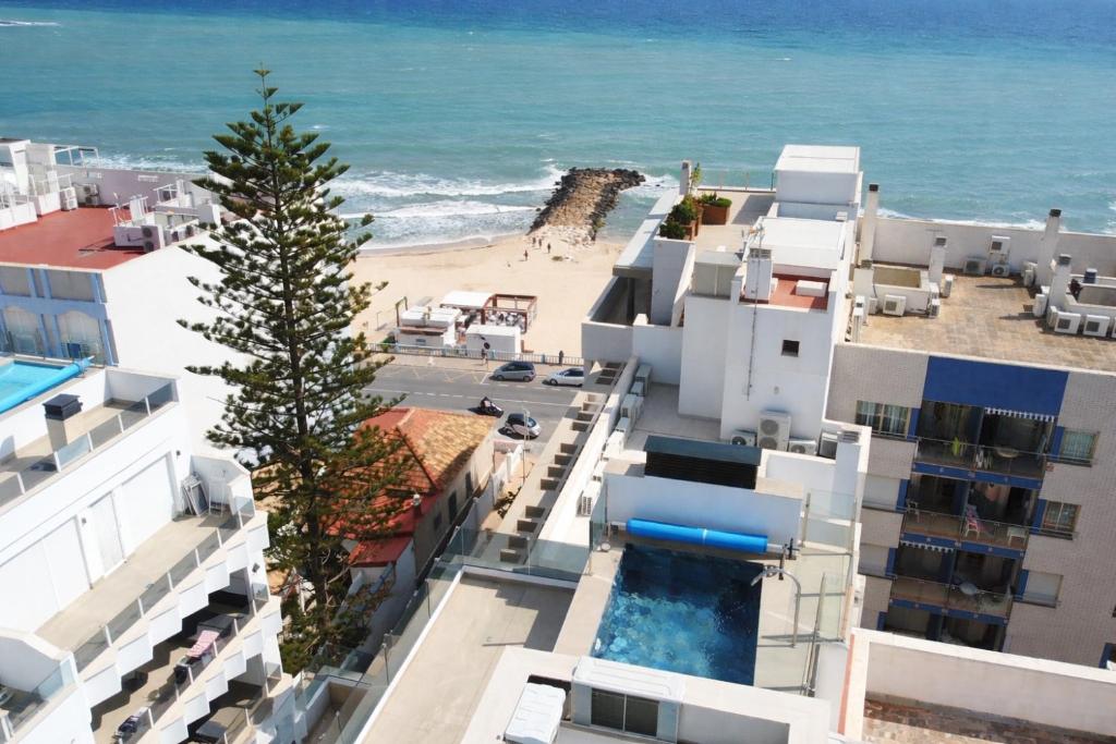 Sunny Waves & Coast 2 Apts, 6BR, AC & Heated POOL
