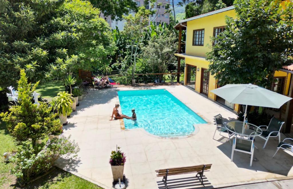 an overhead view of a swimming pool in a backyard at Aconchego Corrêas in Petrópolis