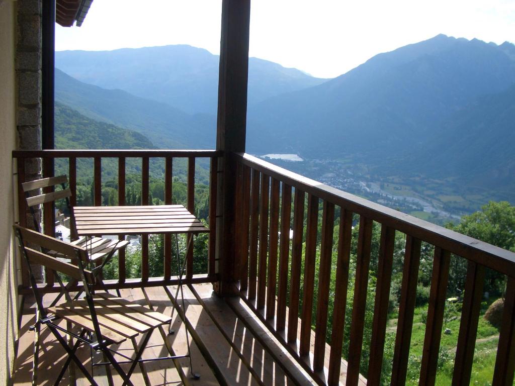 einen Balkon mit einer Bank und Bergblick in der Unterkunft Apartamentos Ball Benas Edificio Prados de Velarta in Aramón Cerler