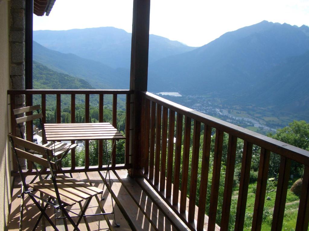 a balcony with a bench and a view of the mountains at Apartamentos Ball Benas Edificio Prados de Velarta in Cerler