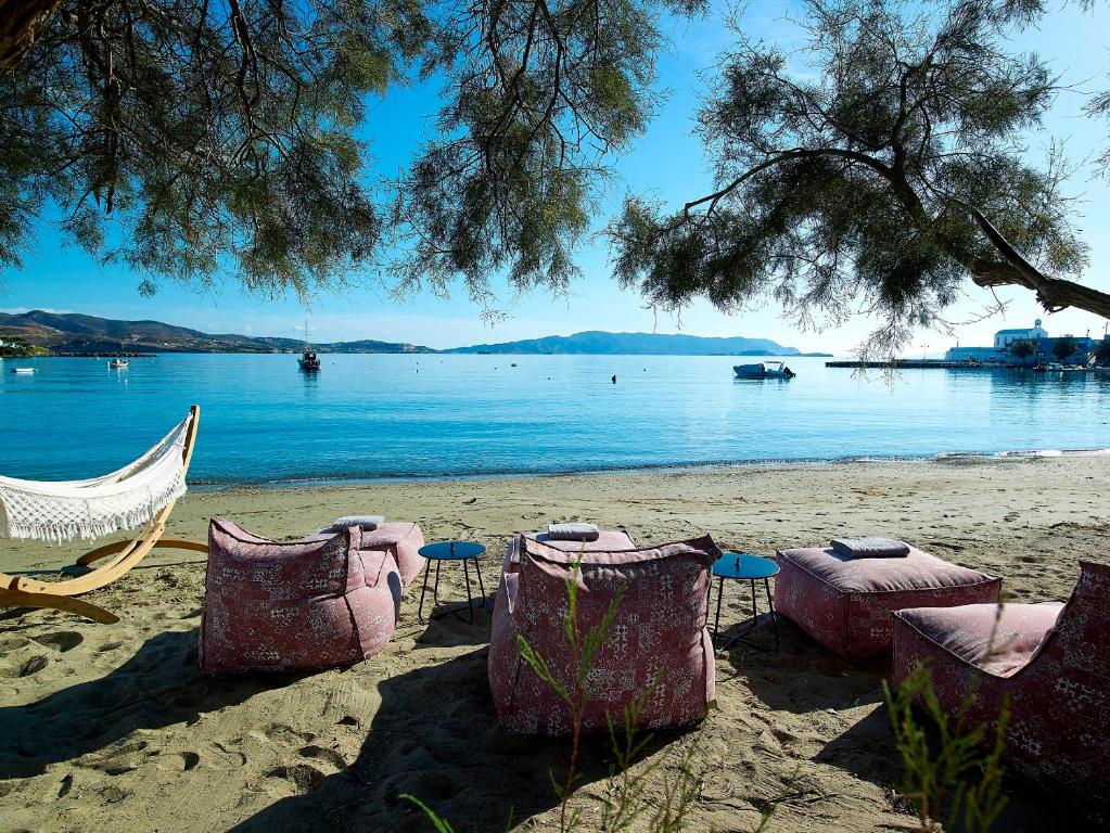 un gruppo di sedie e sedie in spiaggia di Unique Milos Suites a Pollonia
