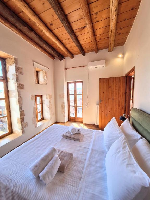 Casa dell' Arco Antico, upper level with rooftop