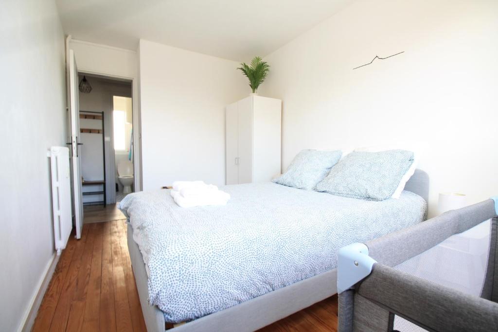 a small bedroom with a bed with blue sheets at La Colline - Pont-Hébert - com - Grand Parking gratuit, De 1 à 4 personnes, Tout équipé, Netflix, Amazon Prime Gratuits et Illimités, Matelas Emma, Lave Linge, Vue sur la Vallée, RDC in Pont-Hébert