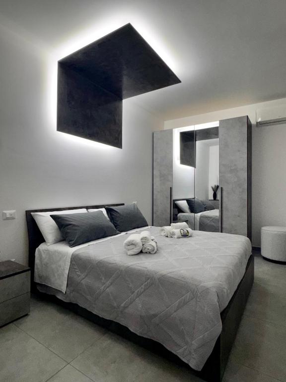 a bedroom with a bed with two towels on it at U Zu Ciccio in Terrasini
