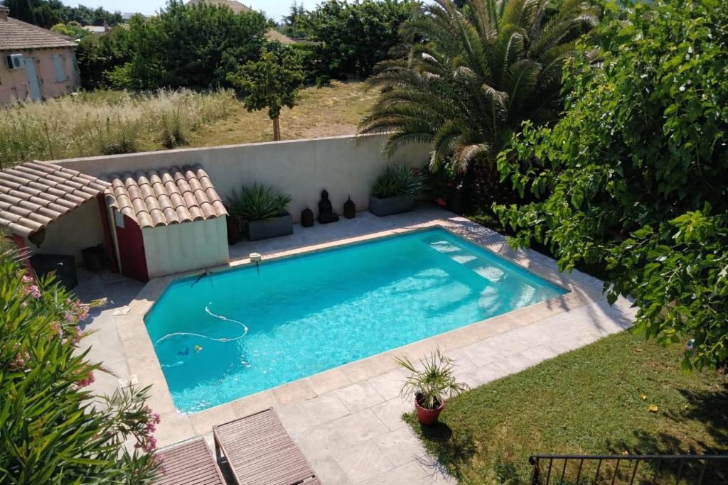 an overhead view of a swimming pool in a yard at Villa Luberon Piscine Pétanques in Cavaillon