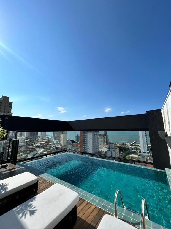 a swimming pool on top of a building at Apê completo 2 quartos 300m da praia15min Beto Carreiro in Piçarras