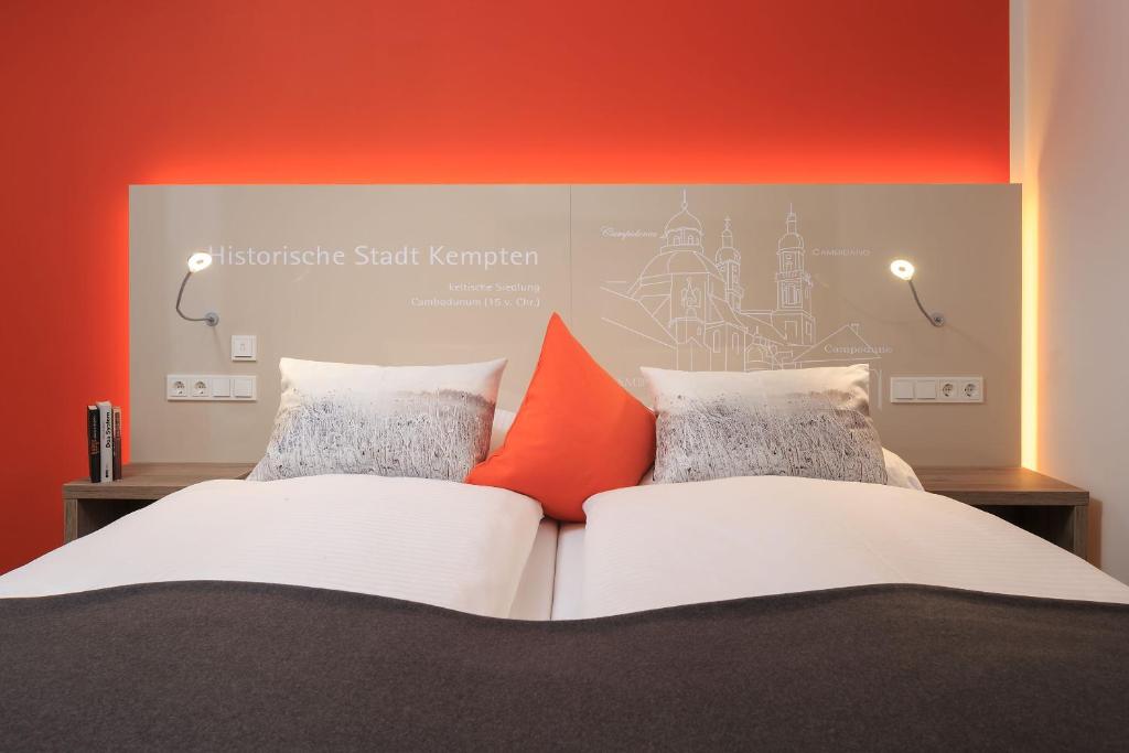 Postel nebo postele na pokoji v ubytování Allgäu Art Hotel