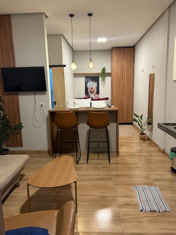 a living room with a kitchen with a table and chairs at Hospedagem Construgram in Itaituba