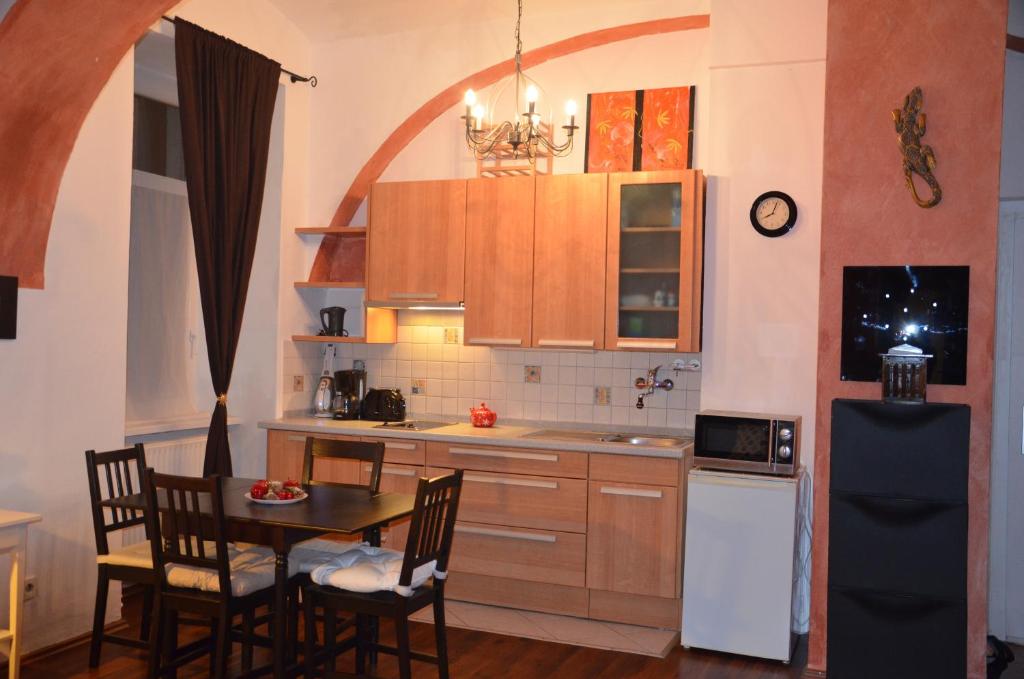 une cuisine avec une table et des chaises ainsi qu'une salle à manger dans l'établissement Vienna Top Comfort Apartment, à Vienne