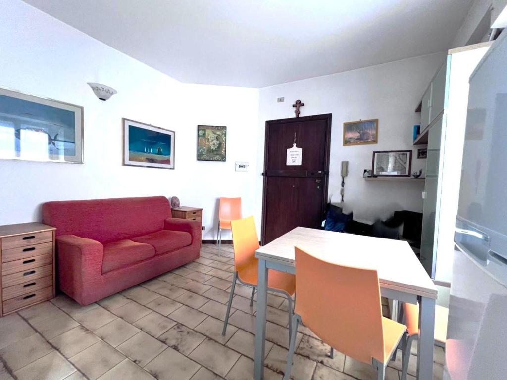 a living room with a red couch and a table at Casa vacanza Emily in Pedaso