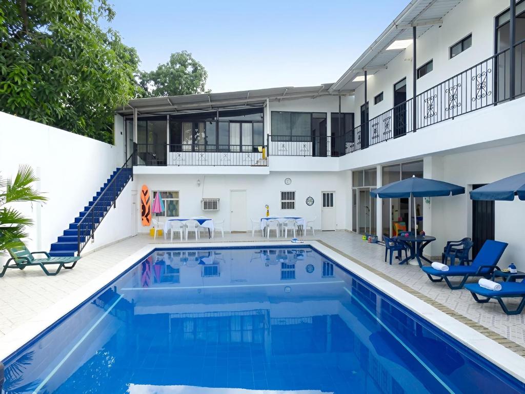 Außenansicht eines Hauses mit Swimmingpool in der Unterkunft Hotel San Rin in Nilo
