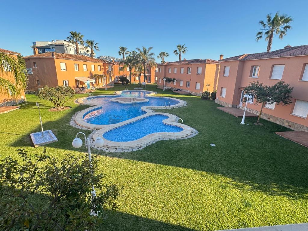 an overhead view of a yard with a swimming pool at Apartamentos Ambatà AP-1 Varsovia in Oliva