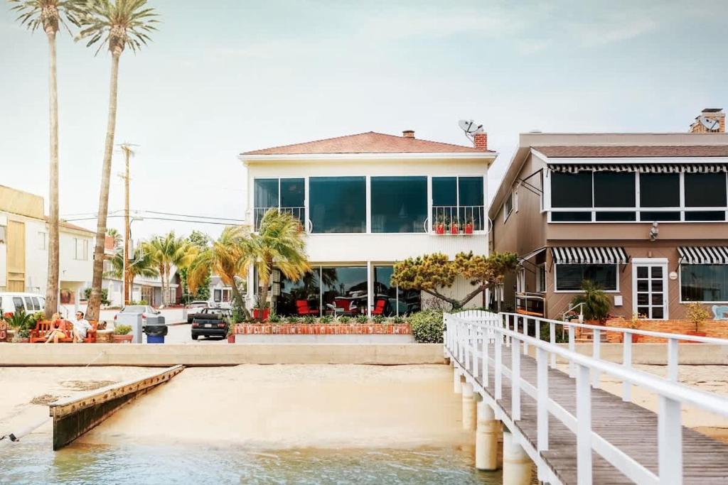 a house on the water with palm trees at 1400 South Bayfront in Newport Beach