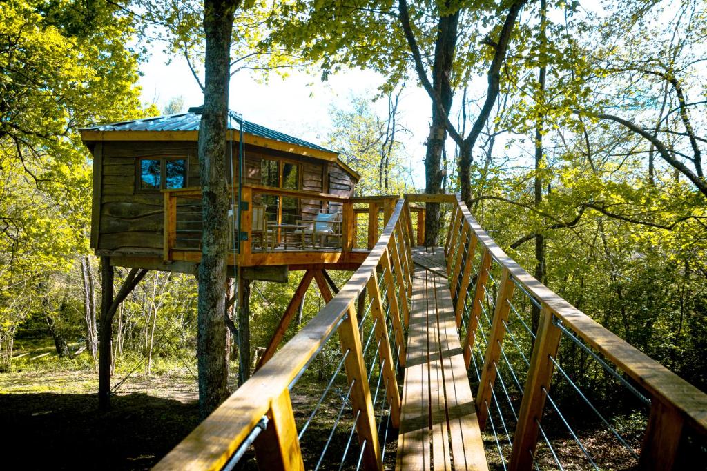 a tree house in the woods on a bridge at Cabane perchée in Puylaurens