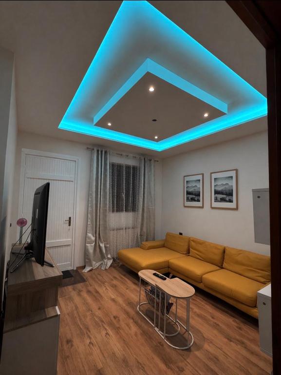 a living room with a couch and a blue ceiling at Casa Gemelli in San Fedele Intelvi