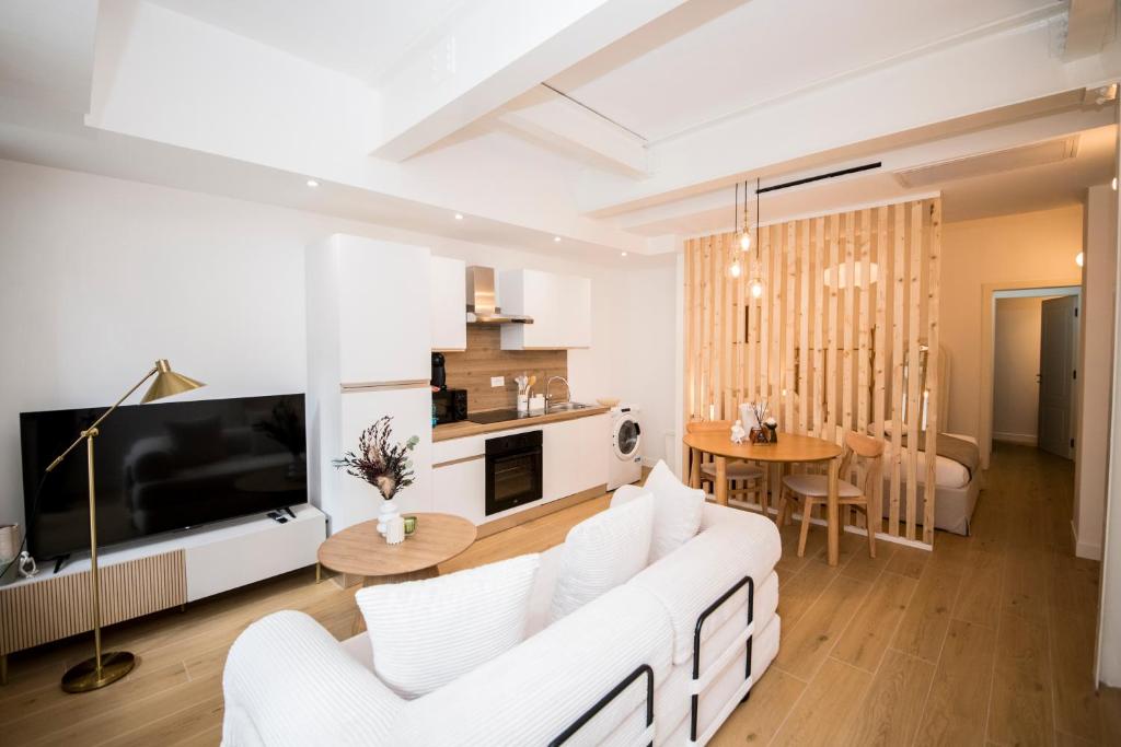 Mahon 1BR Superior Apartment - Quiet, Near Tram, Metro, Duomo, Station