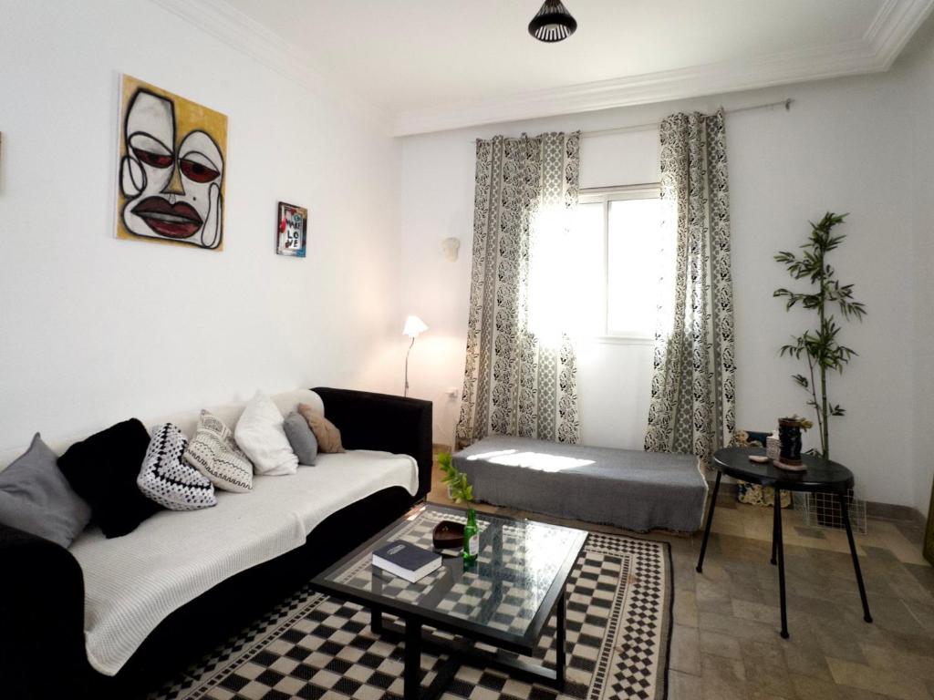 a living room with a couch and a table at Meraki house in La Marsa