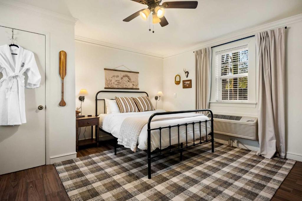 a bedroom with a bed and a ceiling fan at Cumberland Room on Lookout Mountain in Lookout Mountain