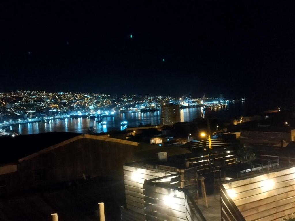 a view of a city at night with lights at Hospedaje LARRAIN in Valparaíso