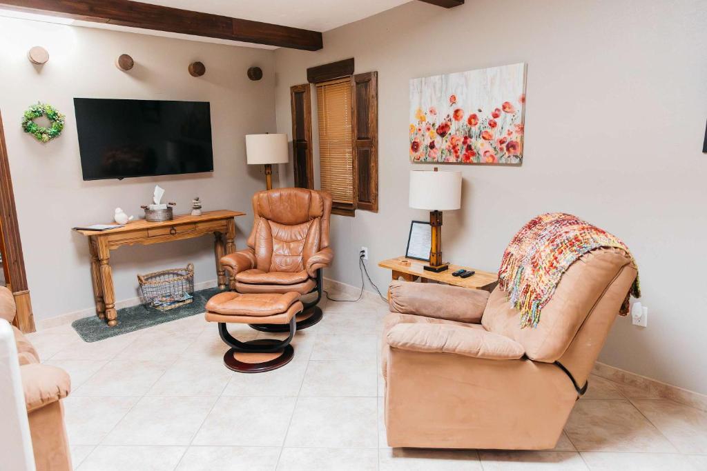 a living room with two chairs and a television at Calle Condo in Green Valley