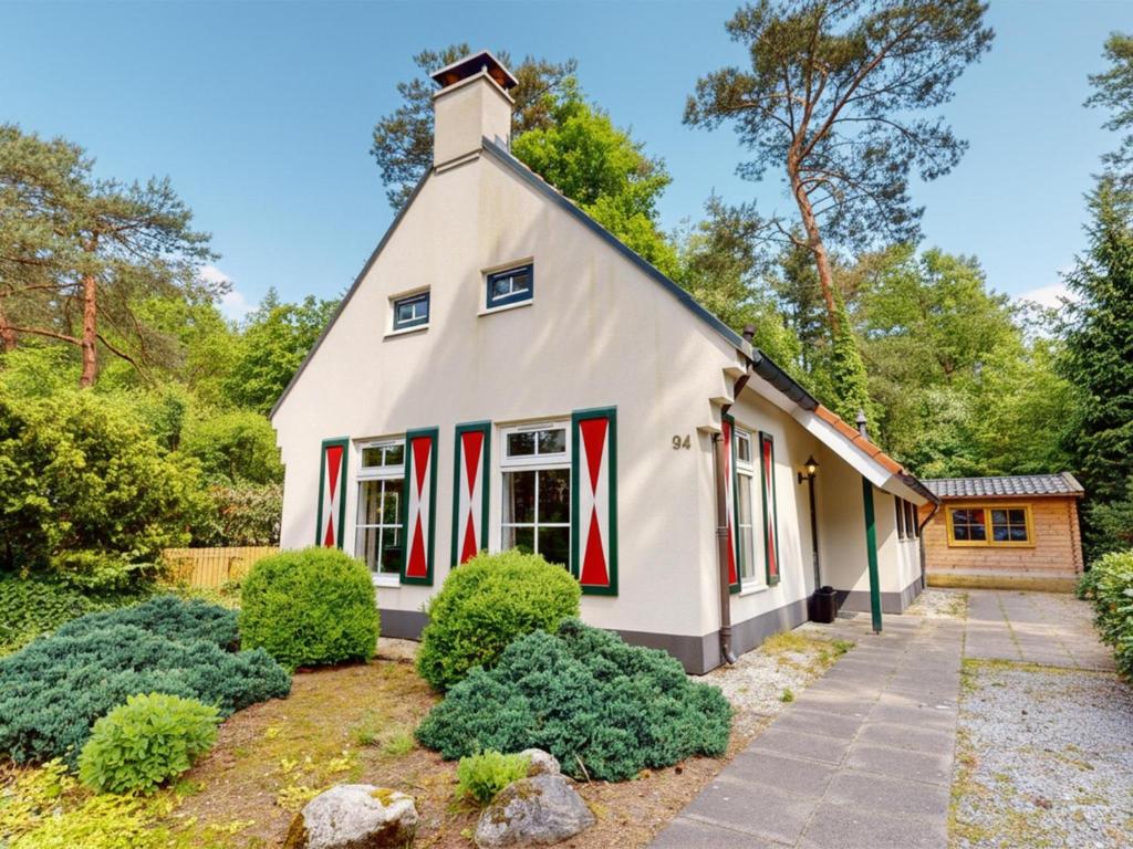 ein Haus mit roten und weißen Streifen in der Unterkunft Borre Bos in Diever