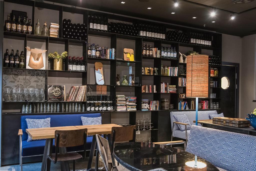 Nápoje v ubytování Bezalel Hotel - an Atlas Boutique Hotel