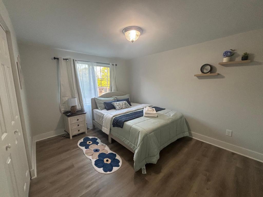 a small bedroom with a bed and a window at Cozy Rooms in Decatur in Decatur