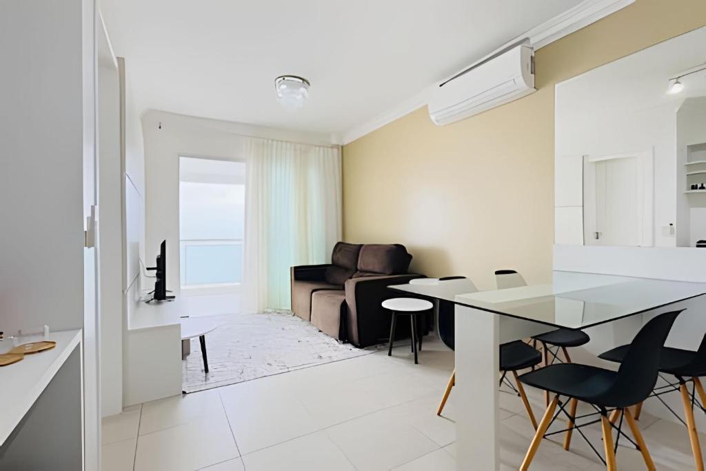 a kitchen and living room with a table and chairs at Studio Mandarin + spectacular view + Umarizal in Belém