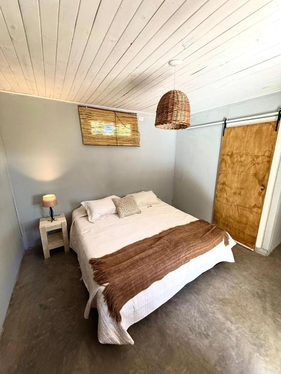 a bedroom with a large bed in a room at Dormis El Alba in Barreal
