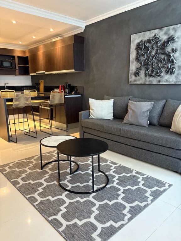 a living room with a couch and a table at France Golf Apart - Flat Deluxe con estacionamiento privado, pileta y gimnasio in Río Cuarto