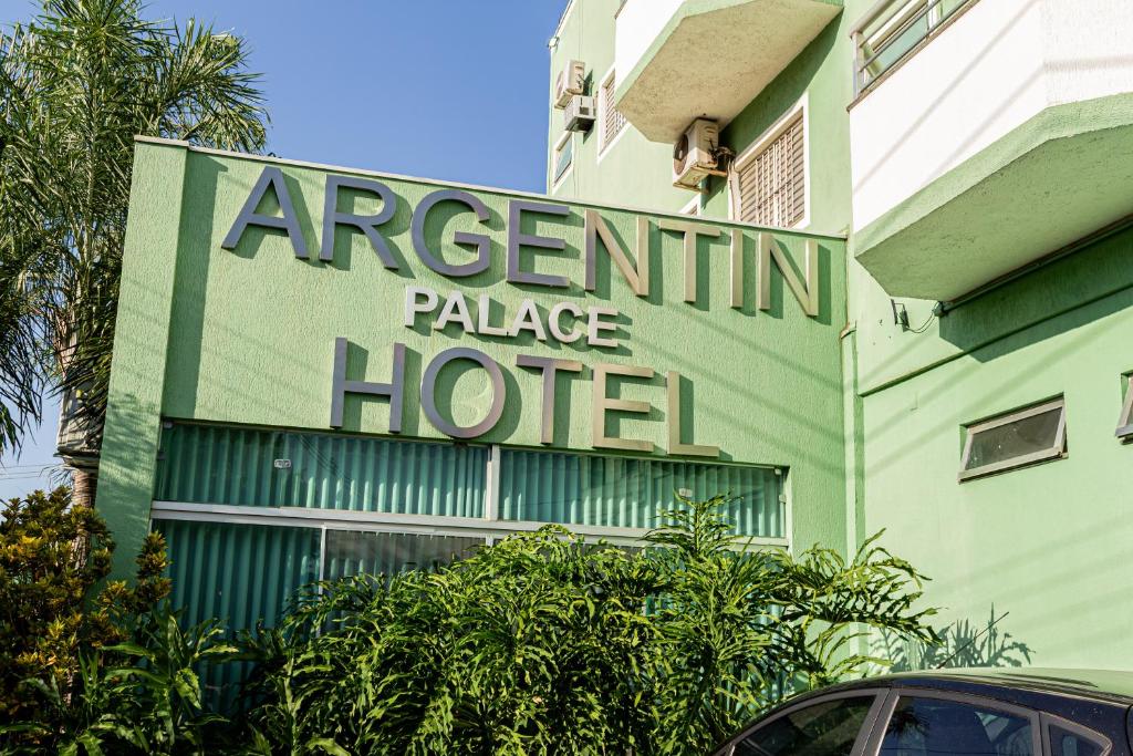 a sign for an apartment palace hotel on the side of a building at Argentin Palace Hotel in Americana