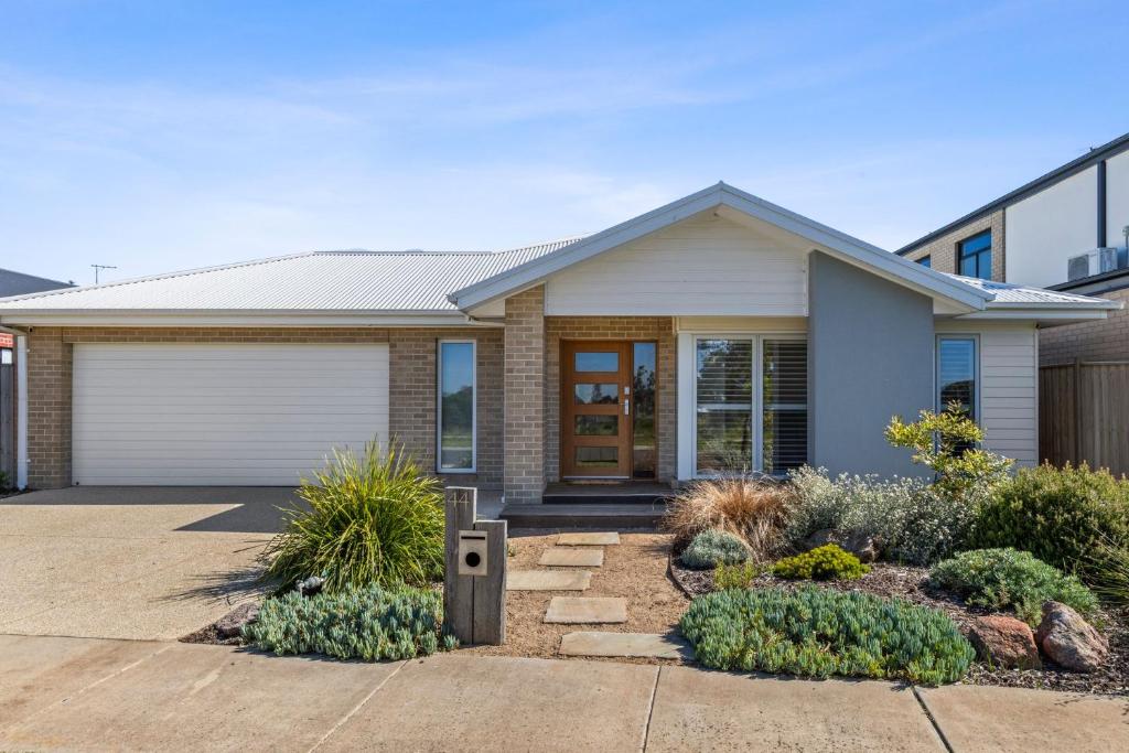 a house with a garage in front of it at Sunnyside Haven in Saint Leonards
