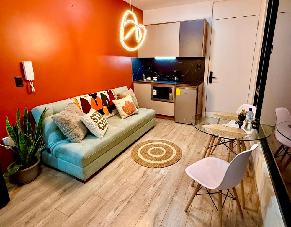 a living room with a couch and a table at Lujosas suites XOE in Quito