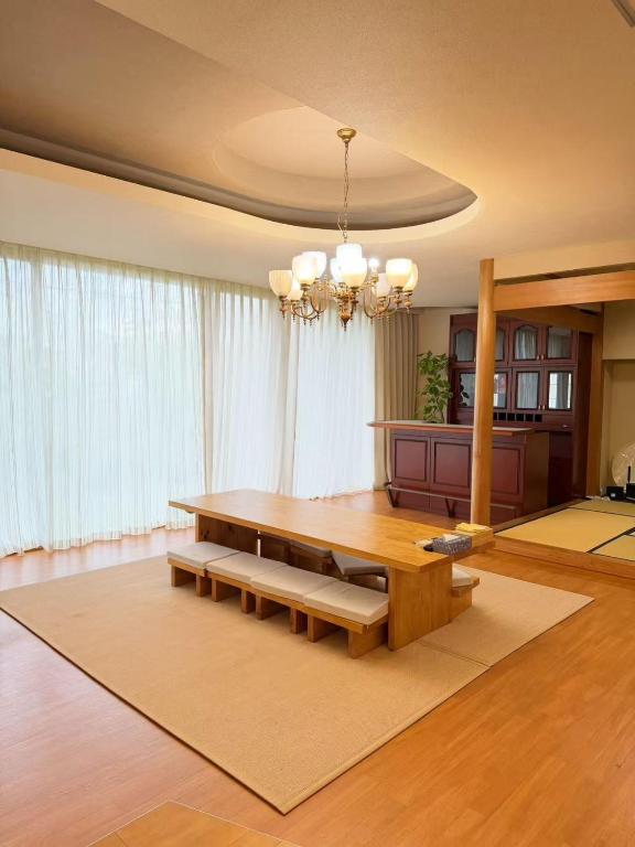 a dining room with a table and a couch at 红尘会馆 in Kishiwada