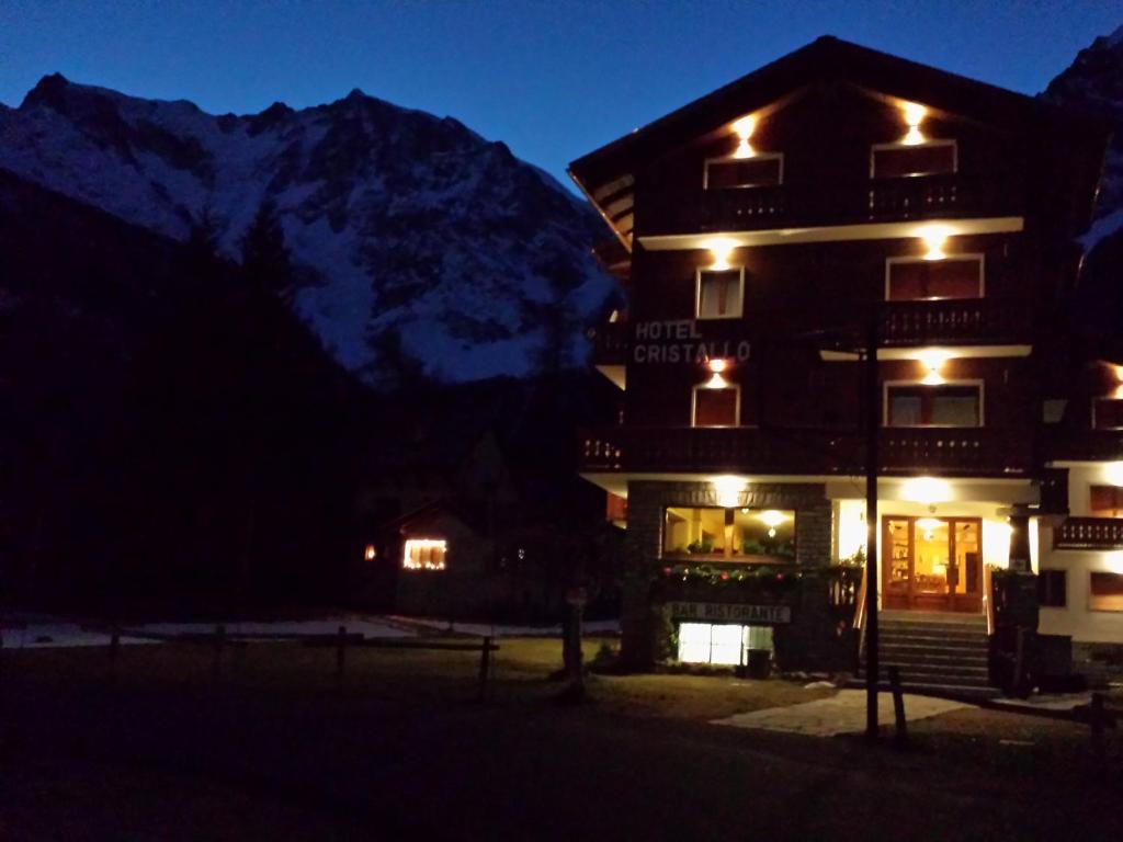 Nespecifikovaný výhled na hory nebo výhled na hory při pohledu z hotelu