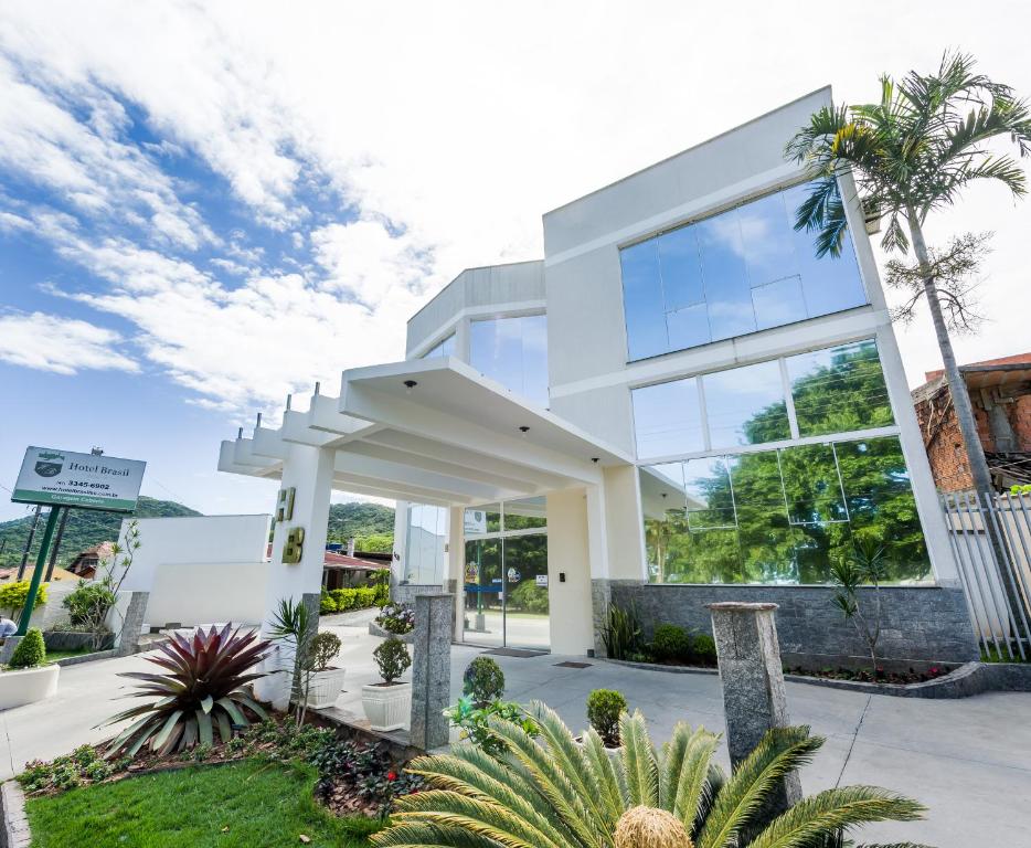 a white house with a lot of windows at Hotel Brasil in Penha